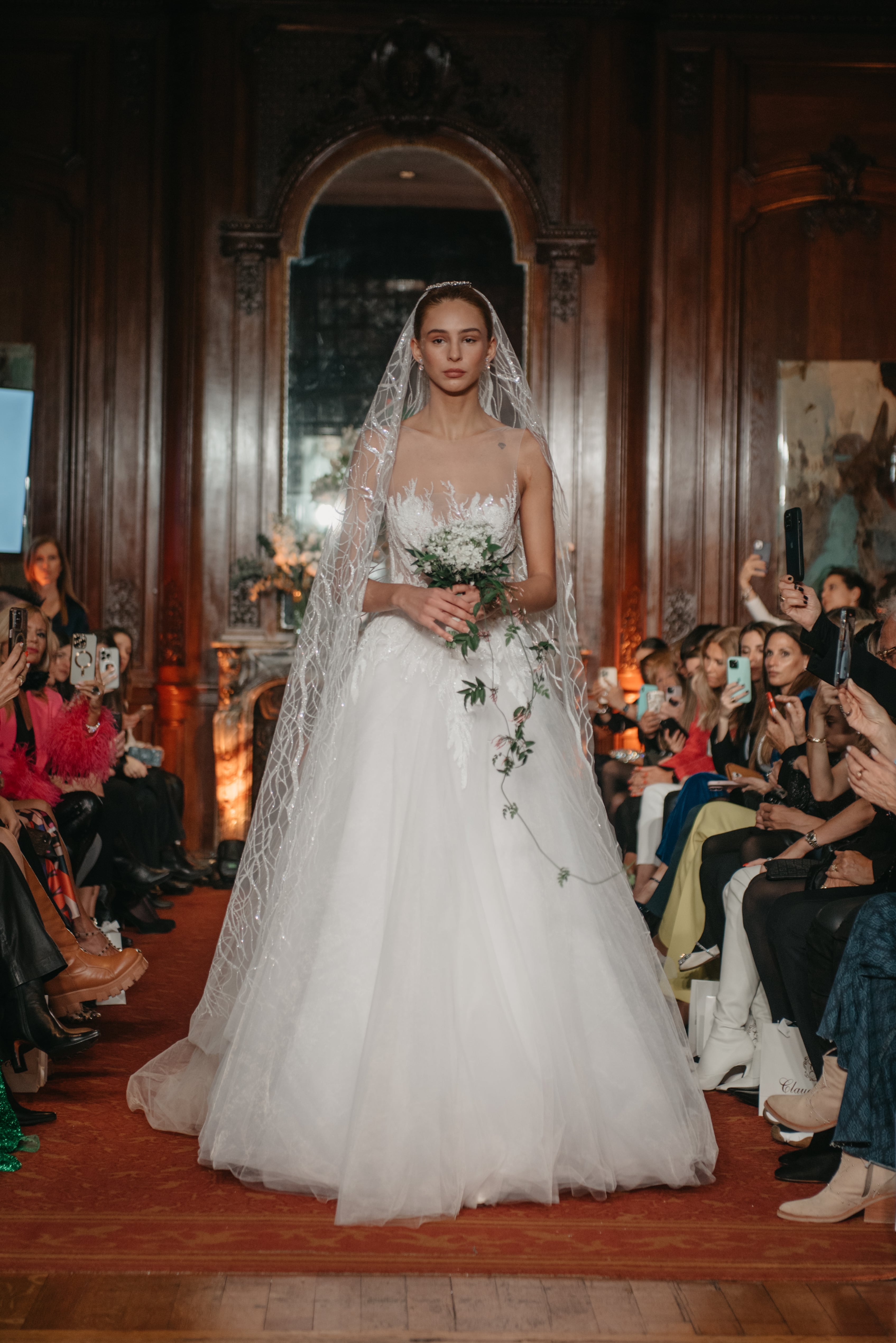 Juanita Tinelli abrió y cerró el desfile de Claudia Arce.