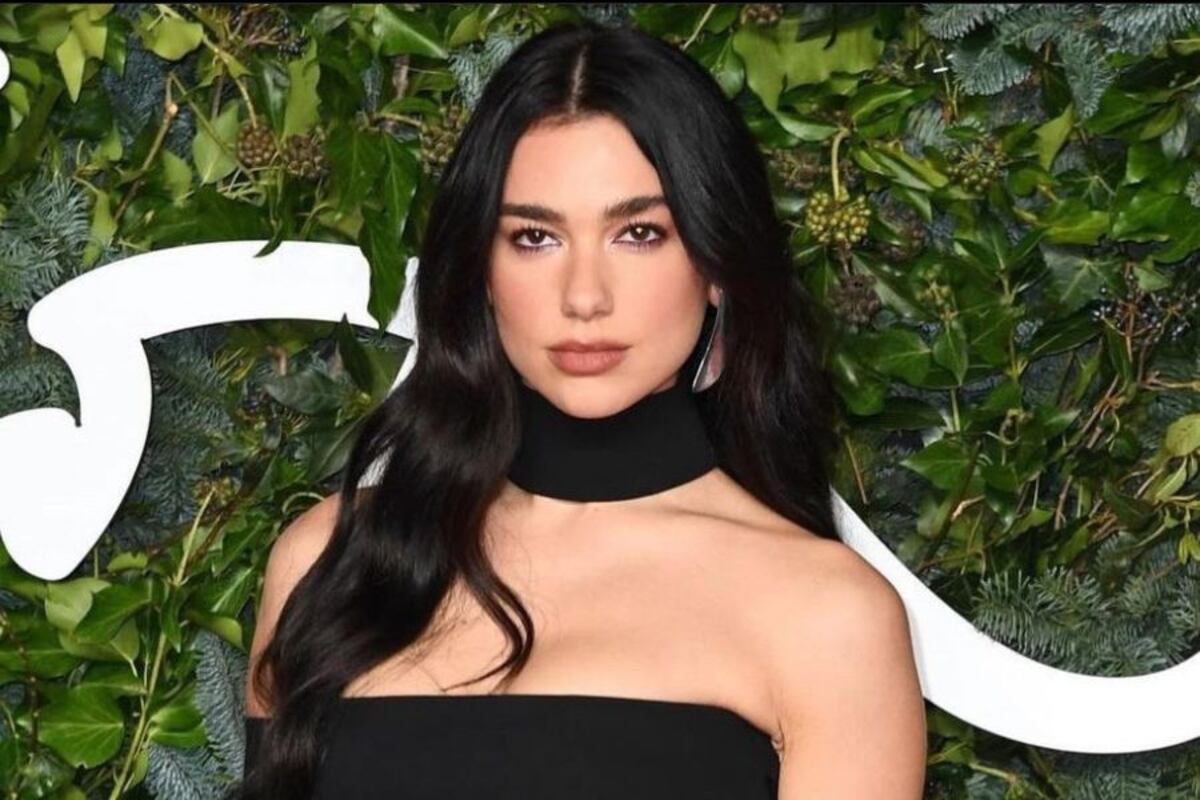 Dua Lipa deslumbró en Cannes con un minivestido verde neón y rosas en el cuello