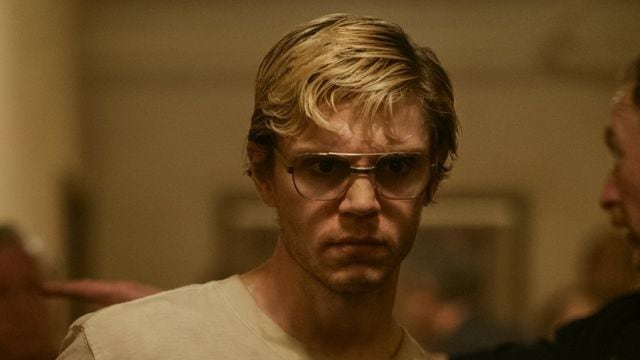 Jeffrey Dahmer encarnado por Evan Peters.