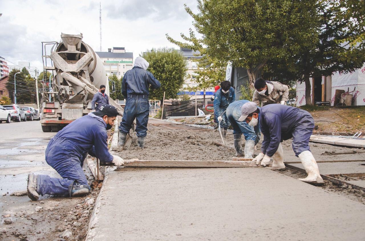 Se está trabajando en el levantamiento de los 454 metros cuadrados de hormigón en mal estado.