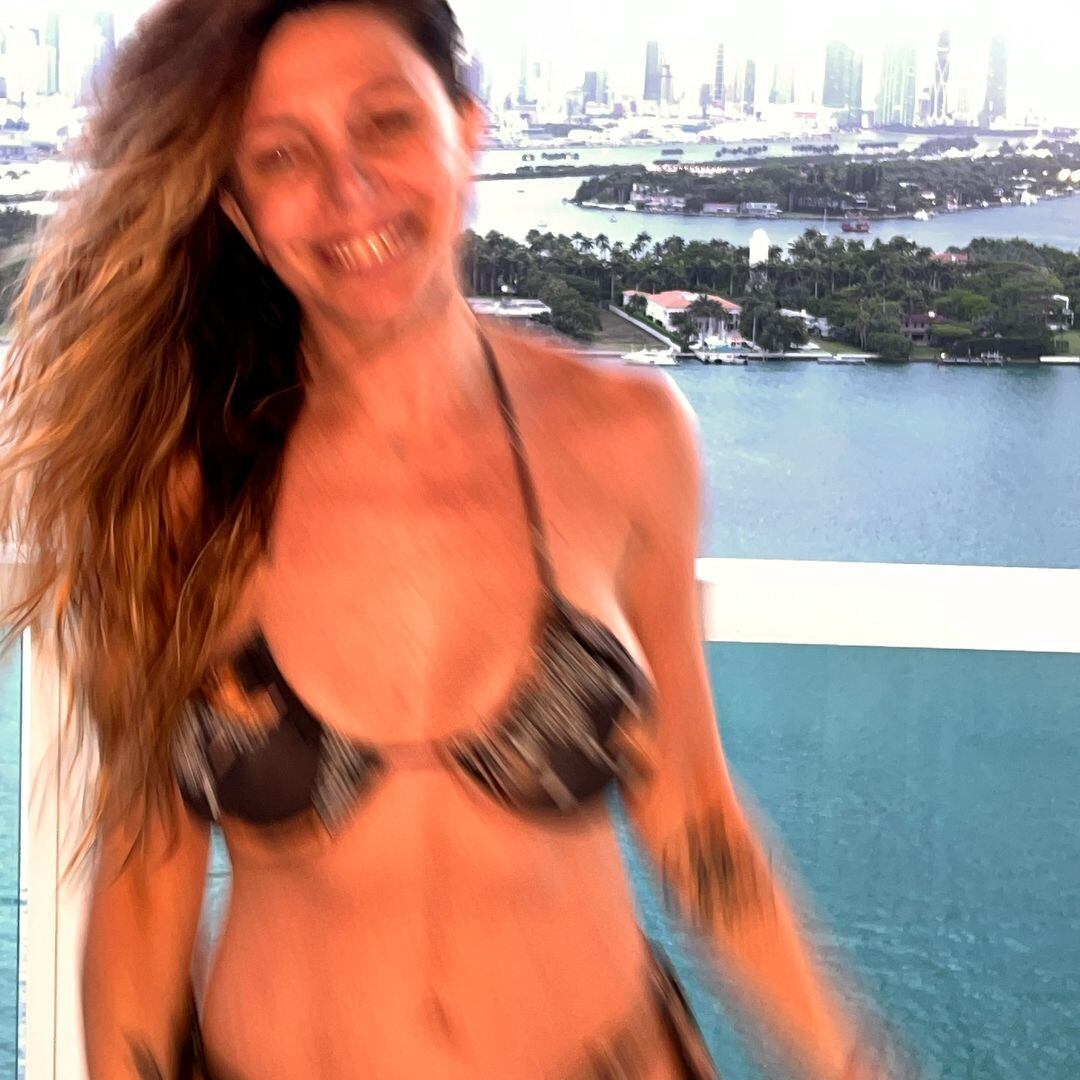 El destape de Mónica Ayos en Miami: microbikini y mucha sensualidad