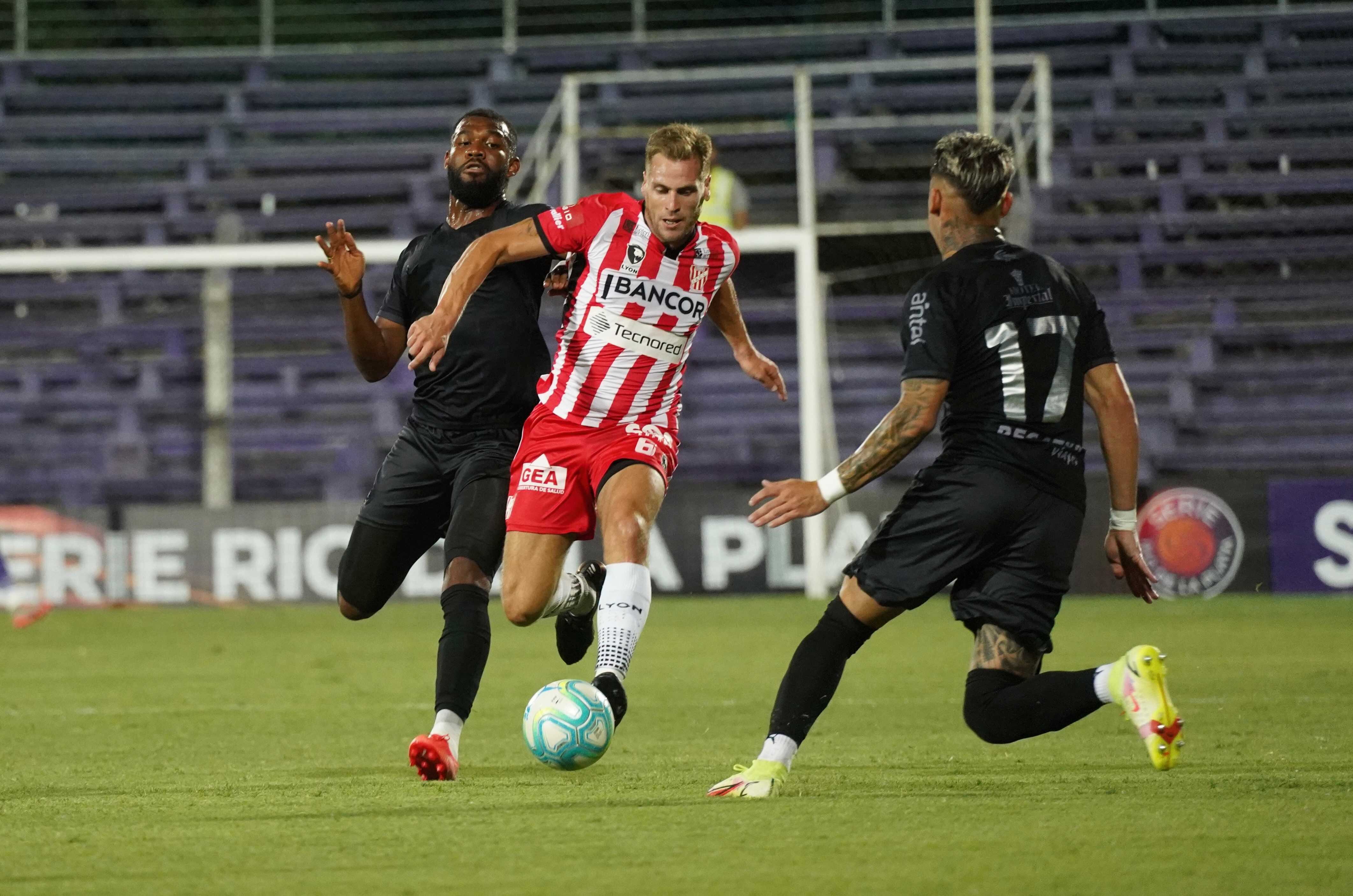 "El Loco" Ferreira en acción, un defensor aguerrido que promete dejar todo en Instituto. (Prensa IACC).