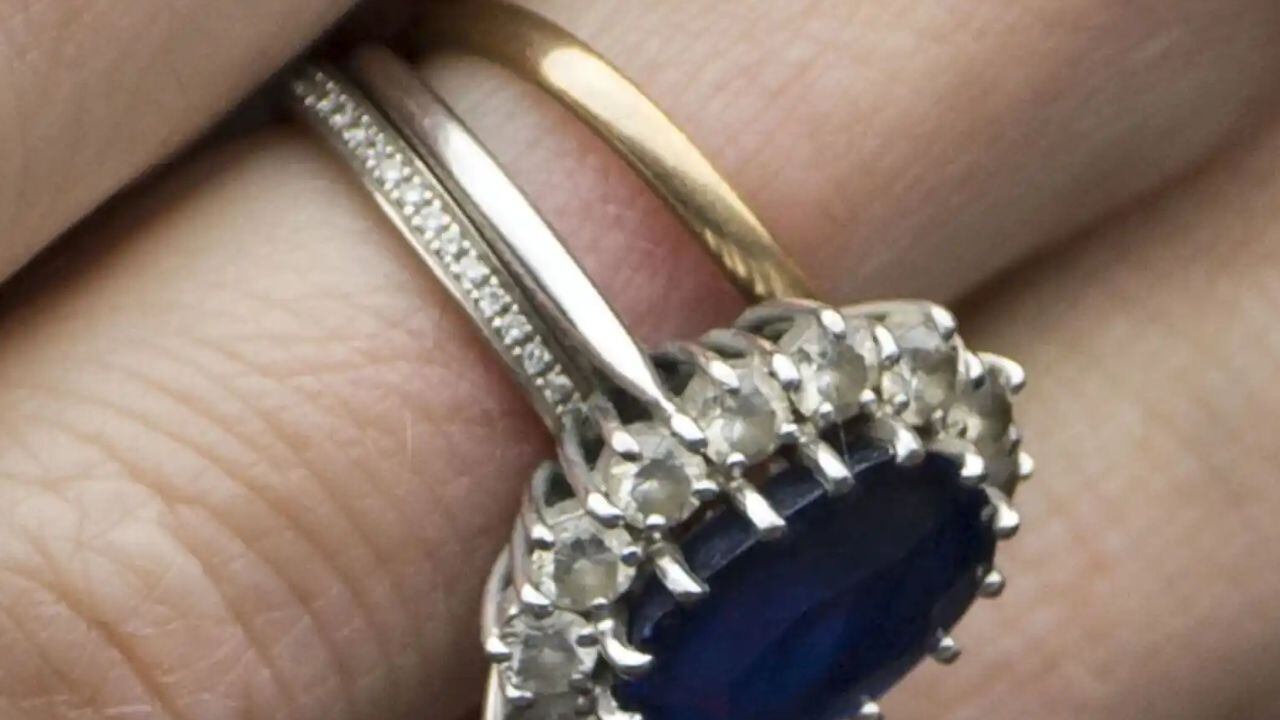 Anillo de zafiro utilizado por Diana de Gales y Kate Middleton.