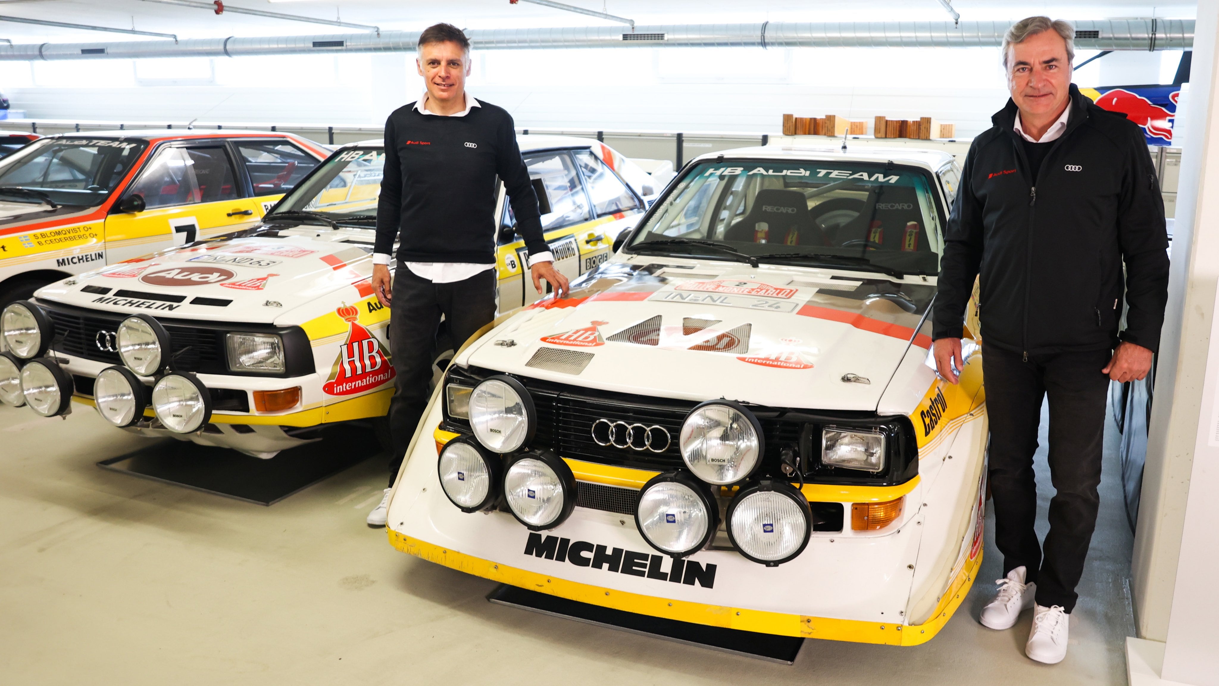 Sainz y su navegante Cruz, en el Museo de Audi, junto a históricos coches que representaron a la marca en el Rally Mundial; a la derecha, el Quattro S1 que debutó en Córdoba, en el Rally de Argentina 1985; al lado, el Sport Quattro, con el que Stig Blomqvist ganó en esta provincia el Rally de Argentina 1984.