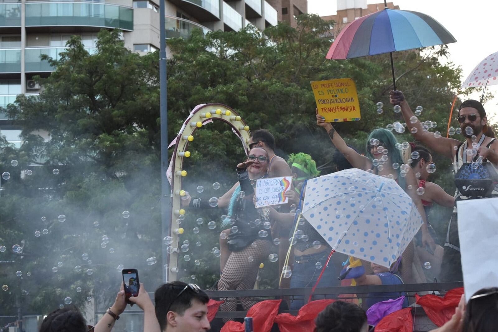 Miles de personas en la Marcha del Orgullo en Córdoba. (Facundo Luque / La Voz)