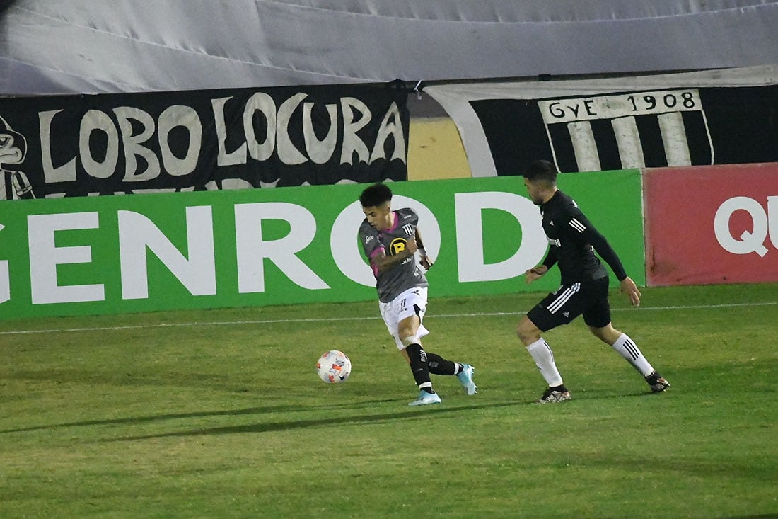 Gimnasia y Esgrima igualó con Deportivo Riestra y sigue siendo líder.