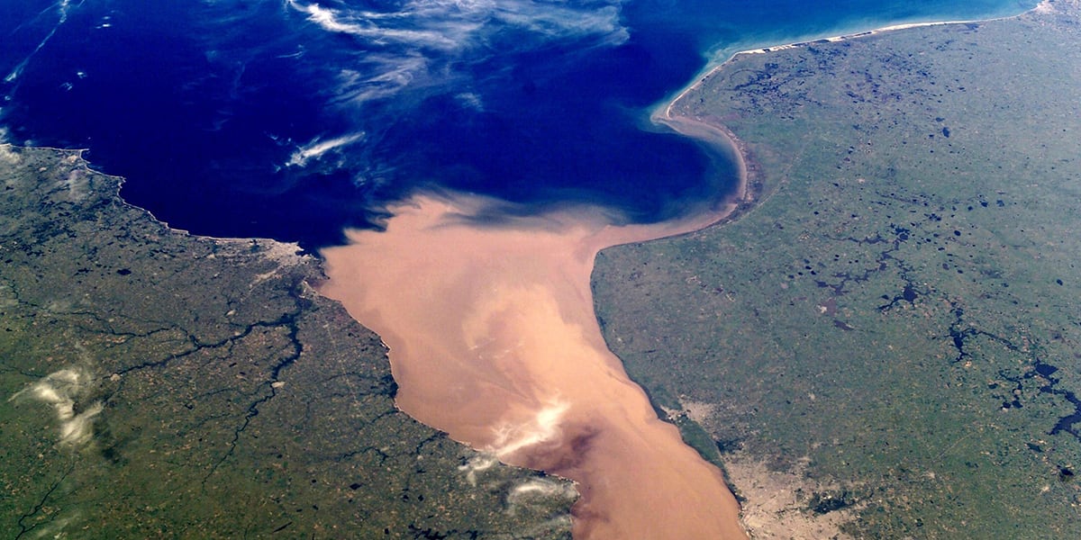 La costa del Río de la Plata con el mar y la posibilidad de abrir la navegación argentina al mundo exterior.