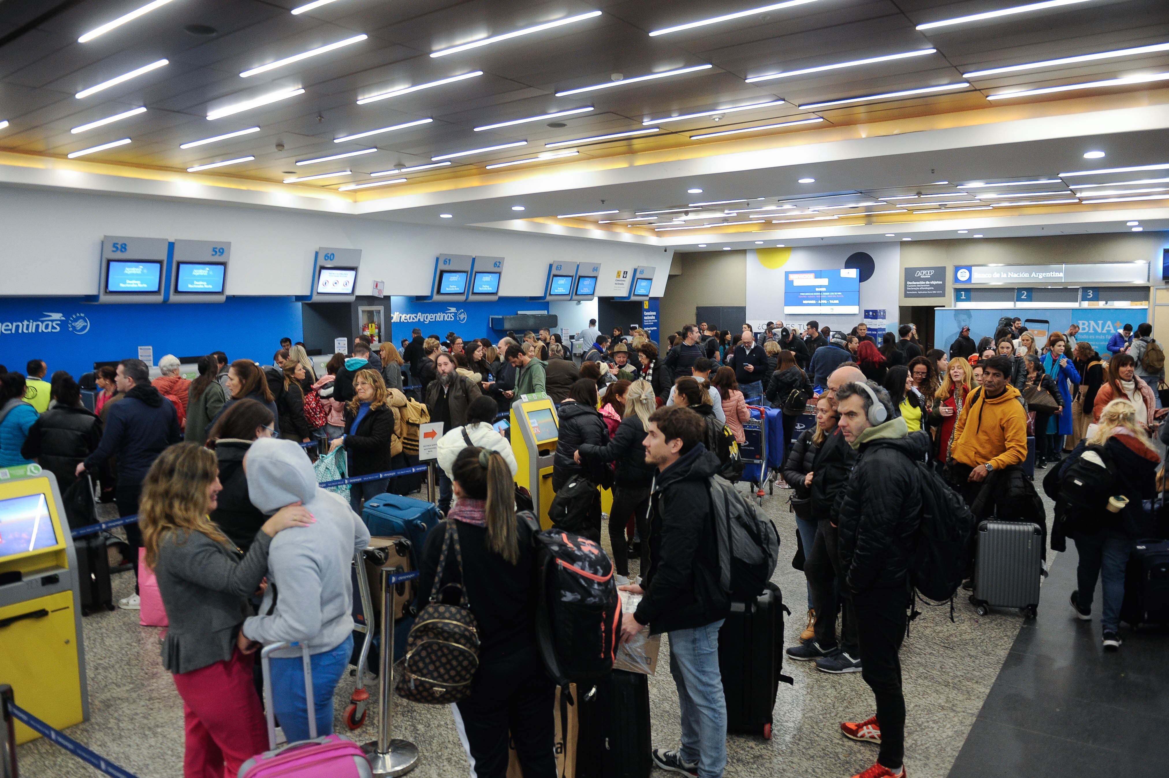 Paro de pilotos: la medida de fuerza afecta a más de 37 mil pasajeros
