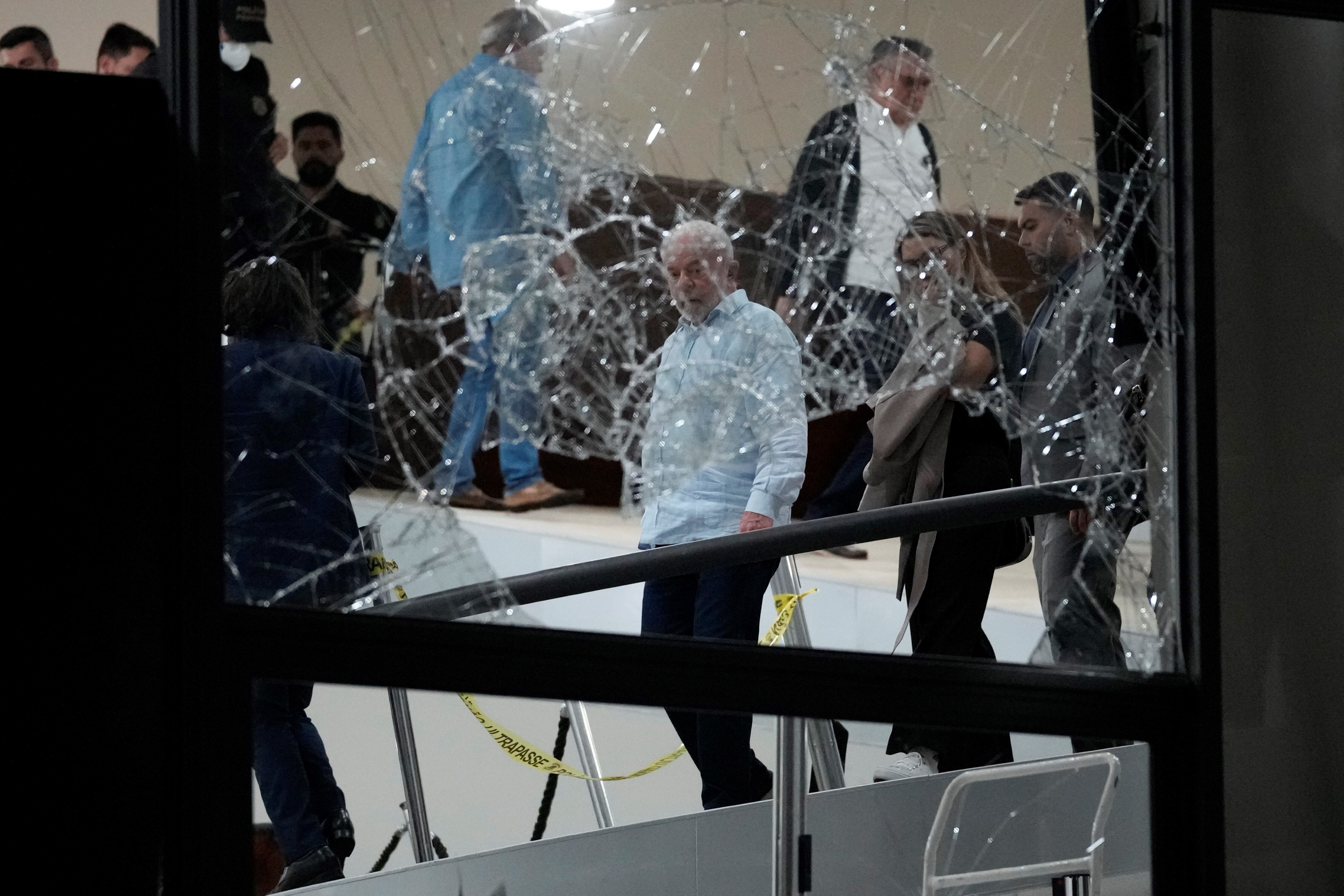 Brasil. Lula visitó el Palacio de Planalto después de que fuera asaltado por partidarios de Bolsonaro. (Foto / AP)