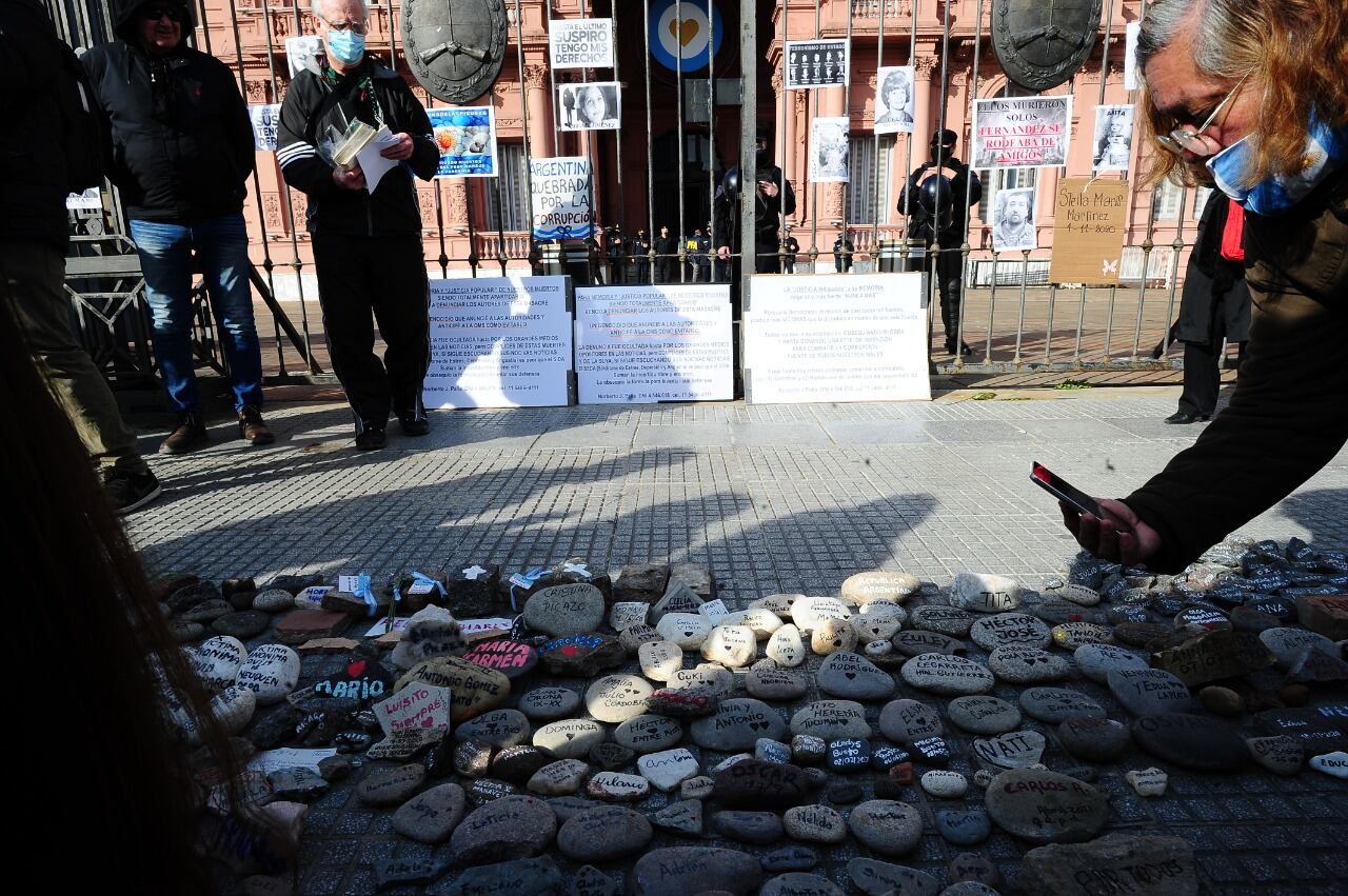 La “Marcha de las piedras”, en homenaje a las víctimas del Covid y en repudio a la gestión de la pandemia