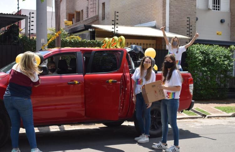 Se organizaron para homenajear a sus alumnos y llevaron los diplomas casa por casa (Gentileza María Inés Niosi)