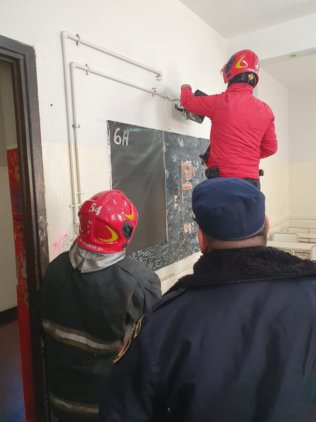 Bomberos y Duar en el colegio de barrio General Paz.