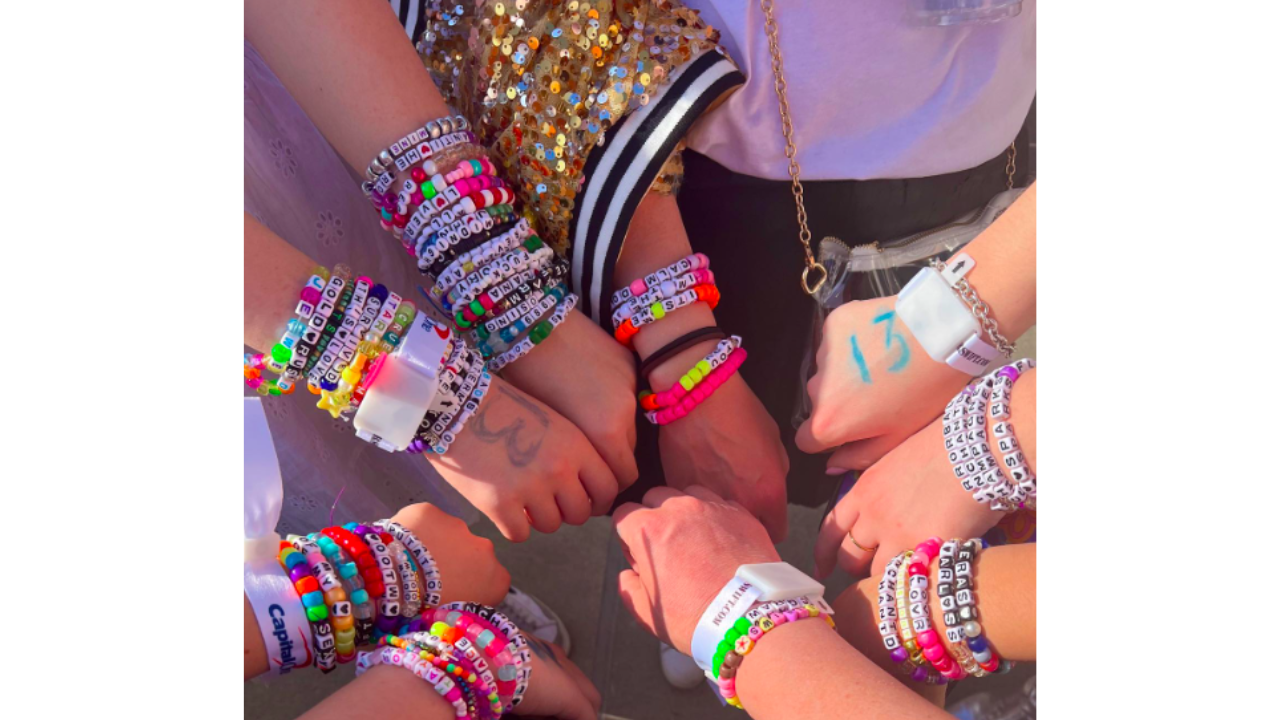 Los friendship bracelets, una tradición de las swifties.