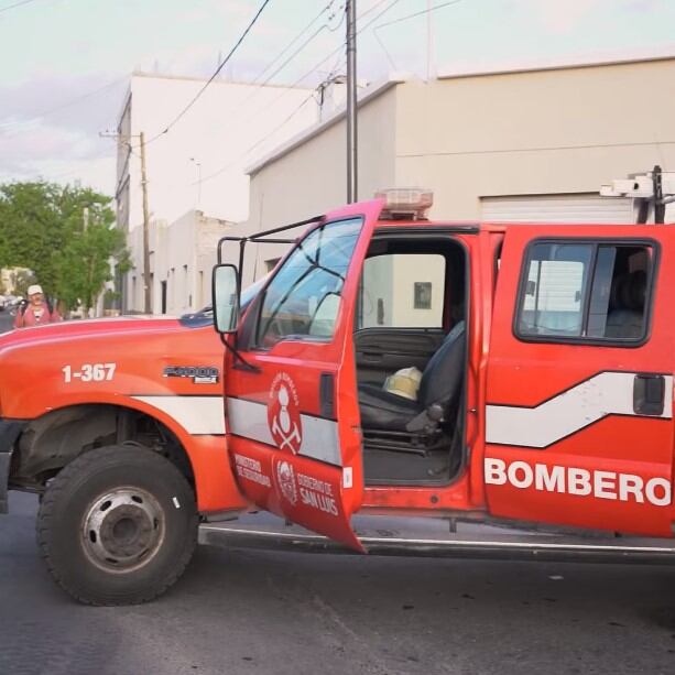 Imágenes del auto incendiado en pleno centro de San Luis