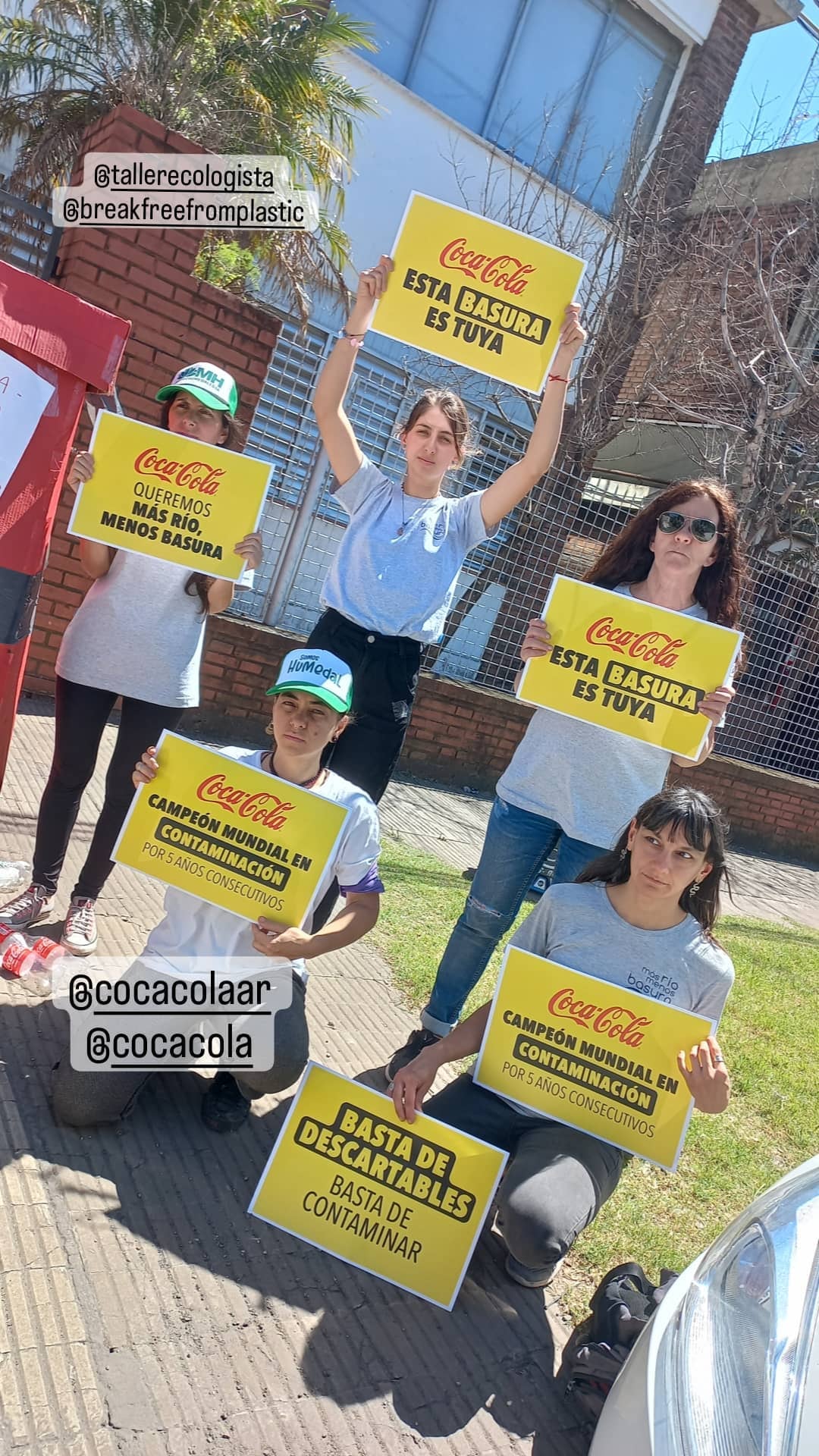 Organizaciones ecológicas protestaron frente a la sede local de Coca Cola