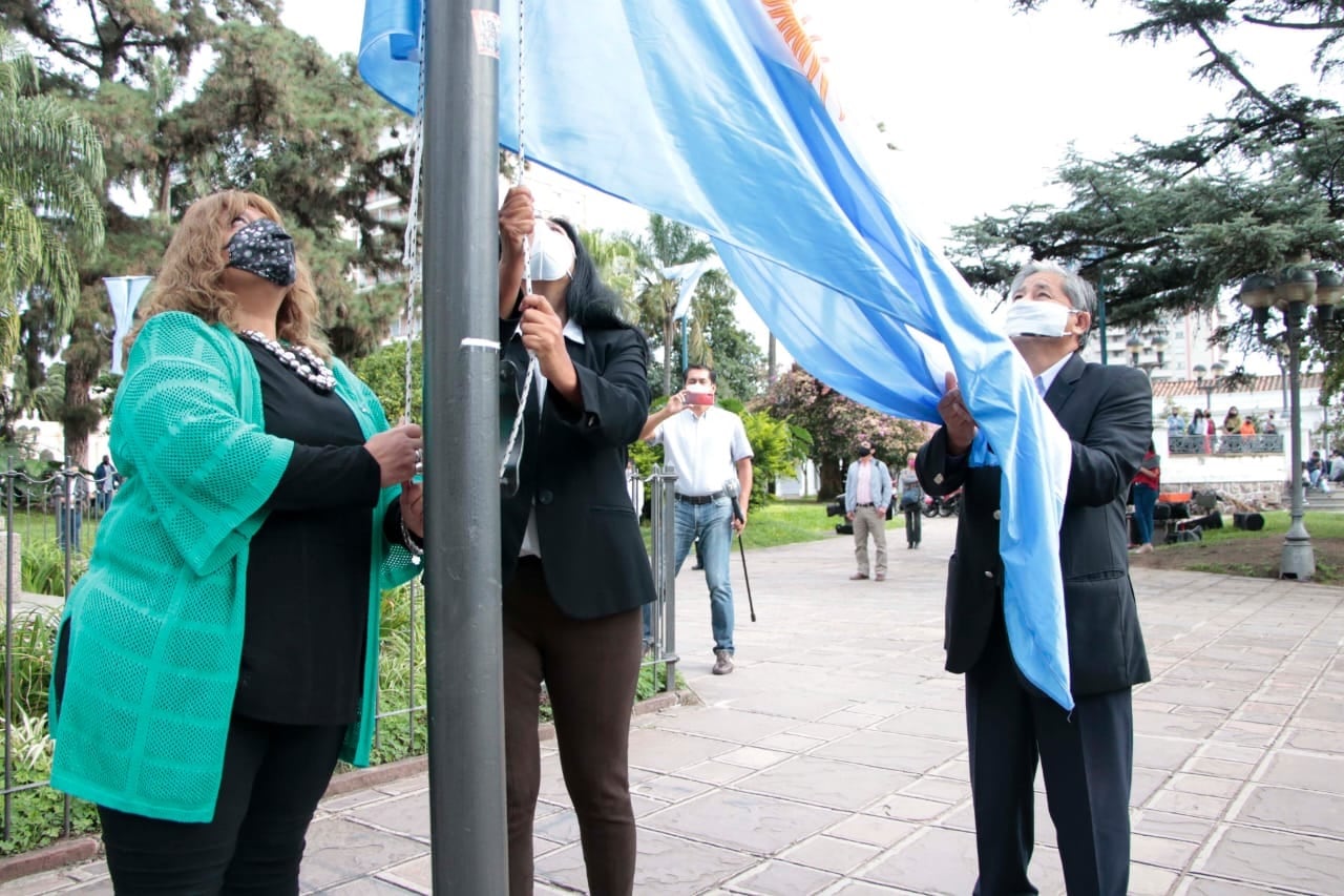 El secretario de Desarrollo Humano, José Luis Sánchez (derecha) presidió el acto en la Plaza Belgrano.