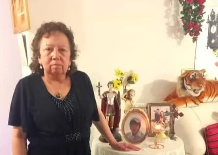 Carmen, la mamá de Damián Maichil, junto al altar que le hizo a su hijo.