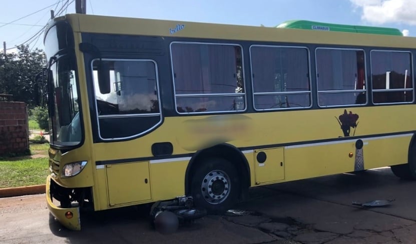 Accidente vial entre un colectivo y una motocicleta dejó un lesionado.