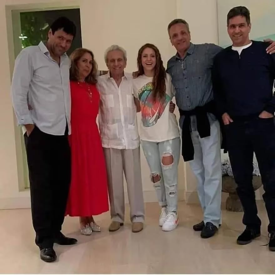 Shakira junto a varios de sus hermanos