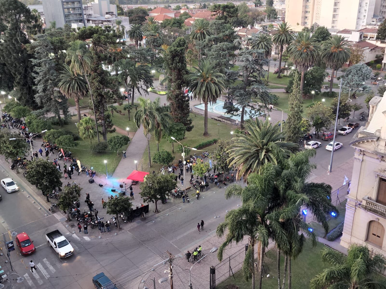 A poco de finalizado el partido en Córdoba, los primeros hinchas jujeños comenzaron a llegar a la plaza Belgrano de San Salvador de Jujuy para festejar el nuevo título logrado por Boca Juniors.