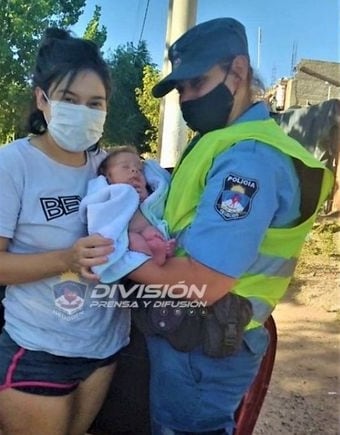 Zulema Ovalle con el pequeño Genaro y su mamá.