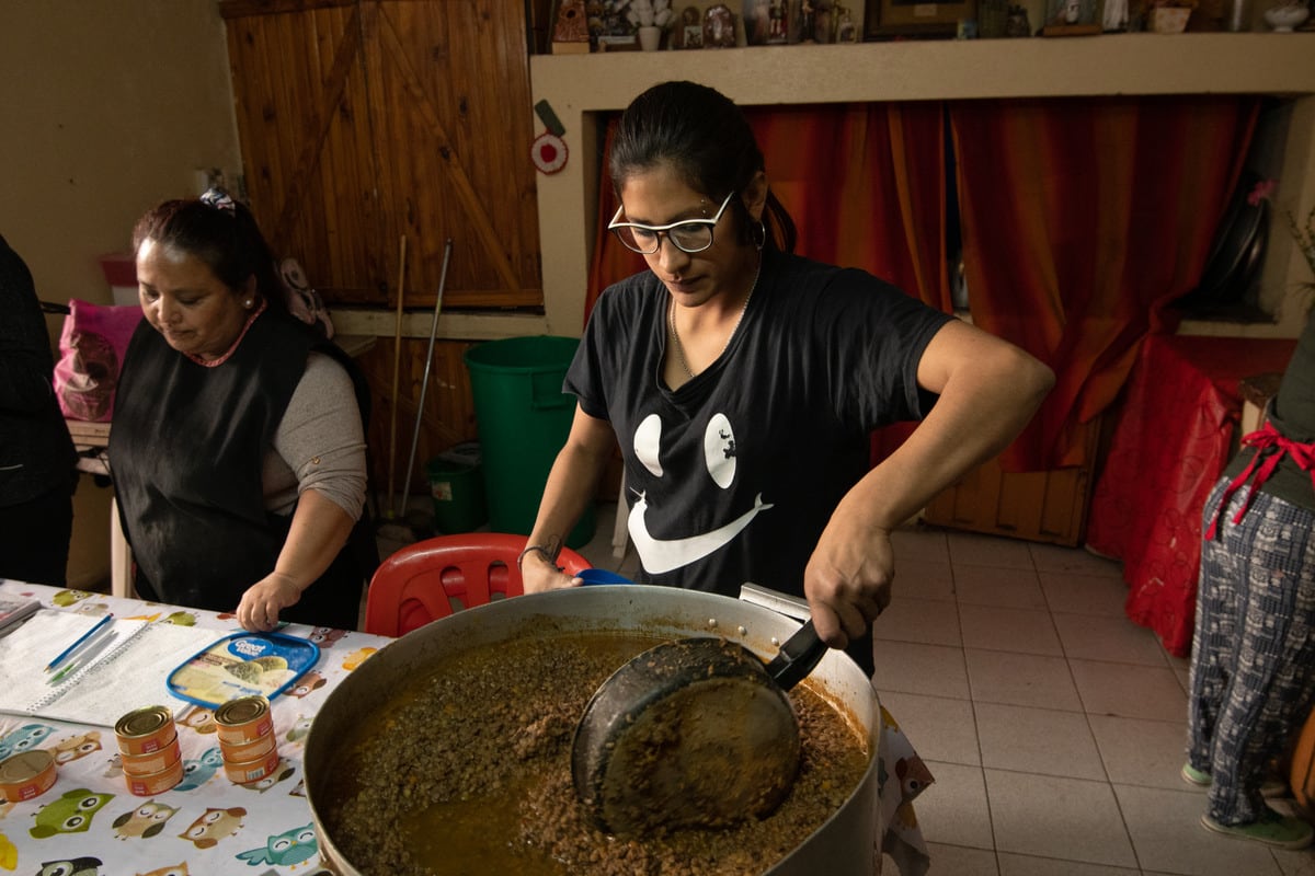 Comedor Santa Faustina
El comedor en uno de los primeros en vincularse con el Banco de Alimentos hace 30 años, en la unión vecinal del barrio Covipa en Dorrego dan raciones de comida para 150 chicos 

Foto: Ignacio Blanco / Los Andes 

