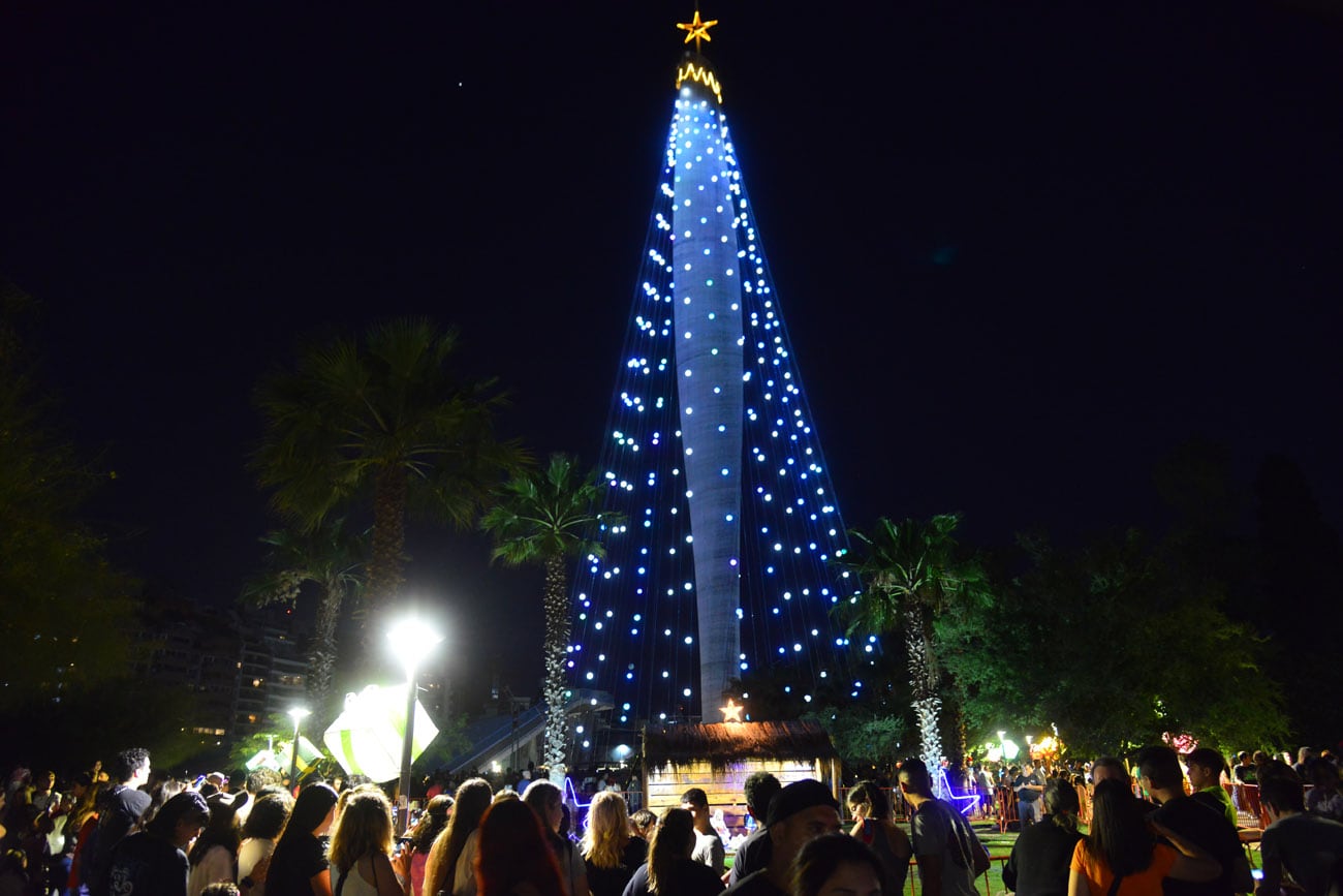 El árbol de navidad más grande de Córdoba y Sudamérica, ubicado en el parque Sarmiento de la Capital. 