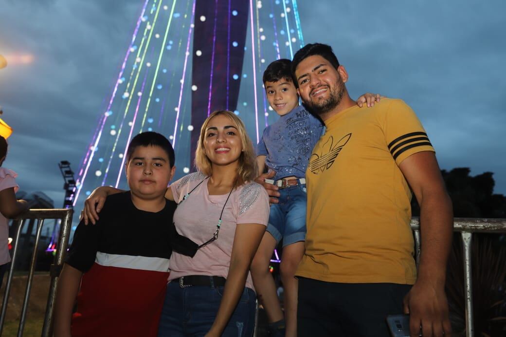 Gran cantidad de ciudadanos y familias se acercaron para presenciar el encendido de las luces.