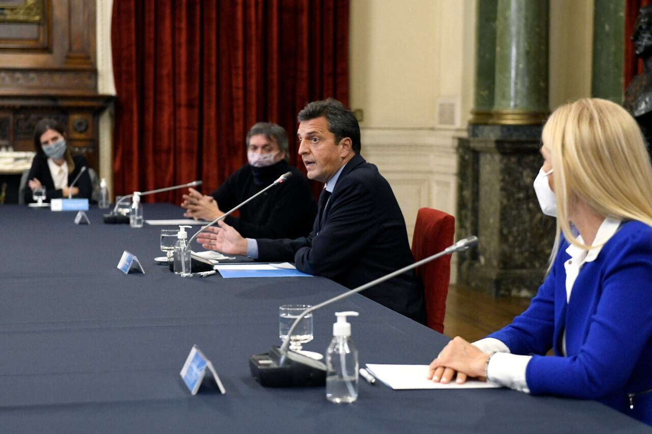 Sergio Massa y Máximo Kirchner presentan el proyecto para bajar las tarifas de gas en municipios bonaerenses, de Mendoza, San Juan, San Luis y Salta con temperaturas bajo cero. (Foto: Prensa Massa)