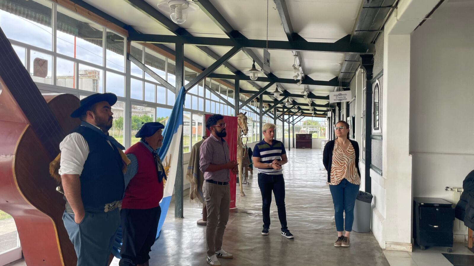 Mes de la Tradición: Alumnos de diferentes instituciones educativas visitan la exposición del CCE