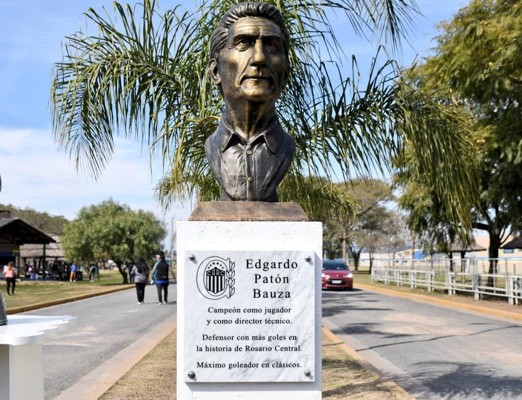 Debajo del busto, una placa recuerda algunos de los logros deportivos de Bauza.