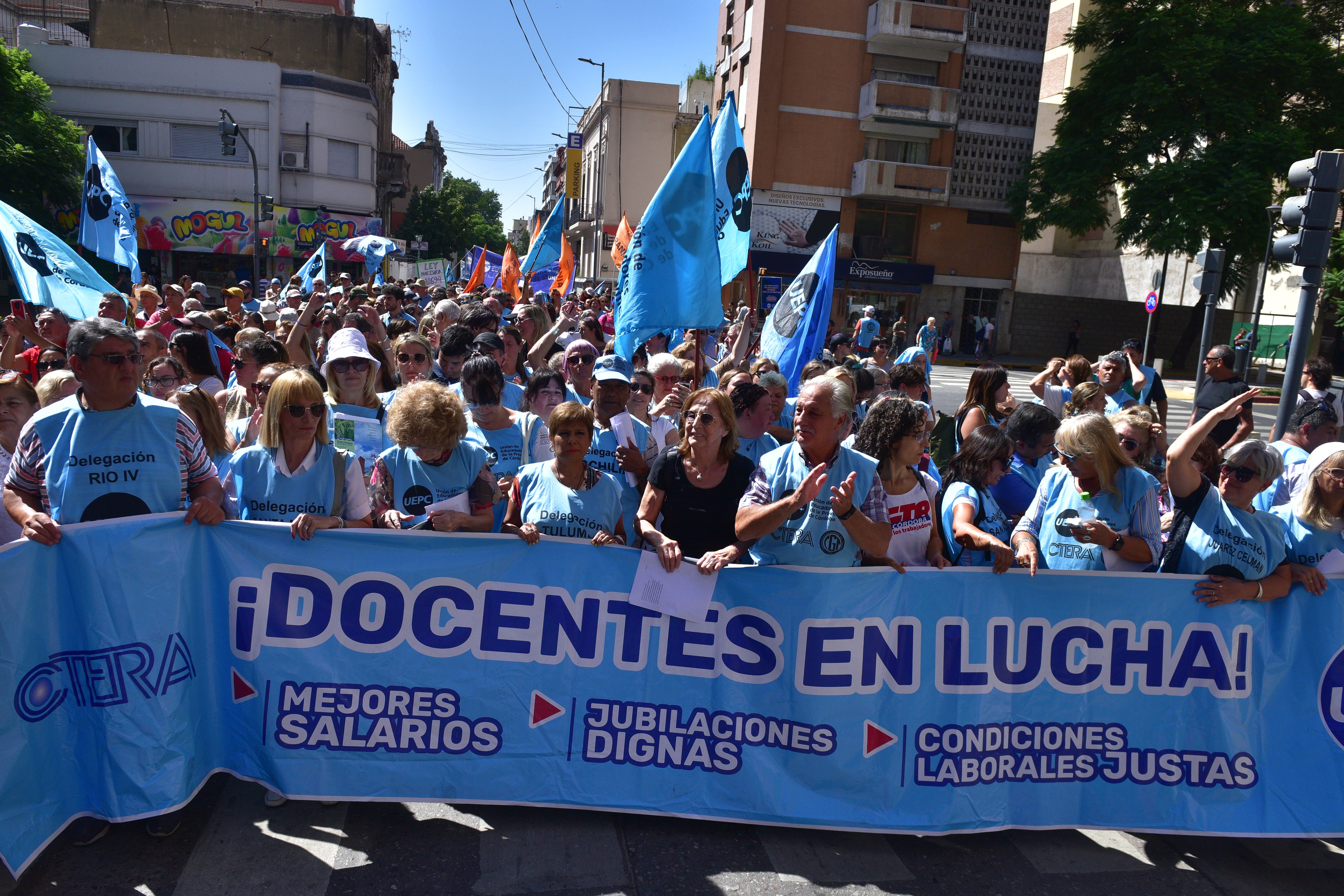 Educadores de la provincia reclaman mejoras salariales, en el postergado inicio de clases.