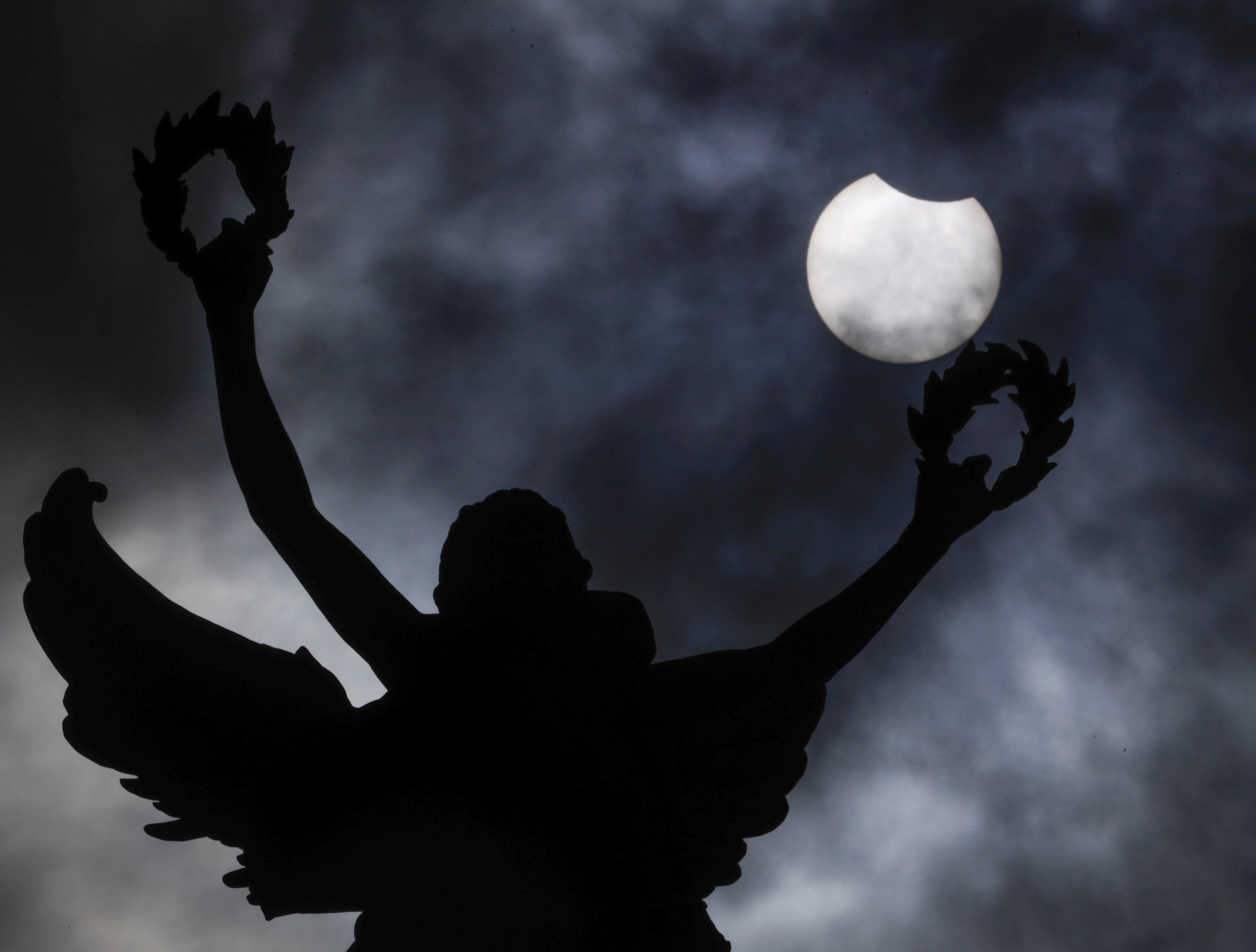 Un eclipse solar parcial ocurre cuando una porción de la Tierra es envuelta por la sombra proyectada por la Luna cuando pasa entre nuestro planeta y el Sol en una alineación imperfecta. (Bélgica, Bruselas)