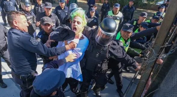 En plena protesta docente, imputaron a Michelo por intentar entrar a la Casa de Gobierno.