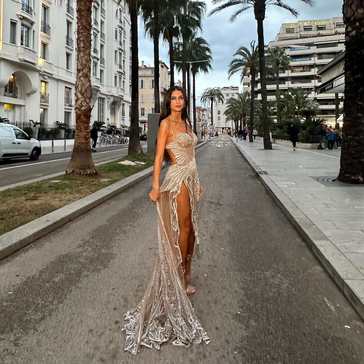 Zaira posó desde la calle con su look espectacular.