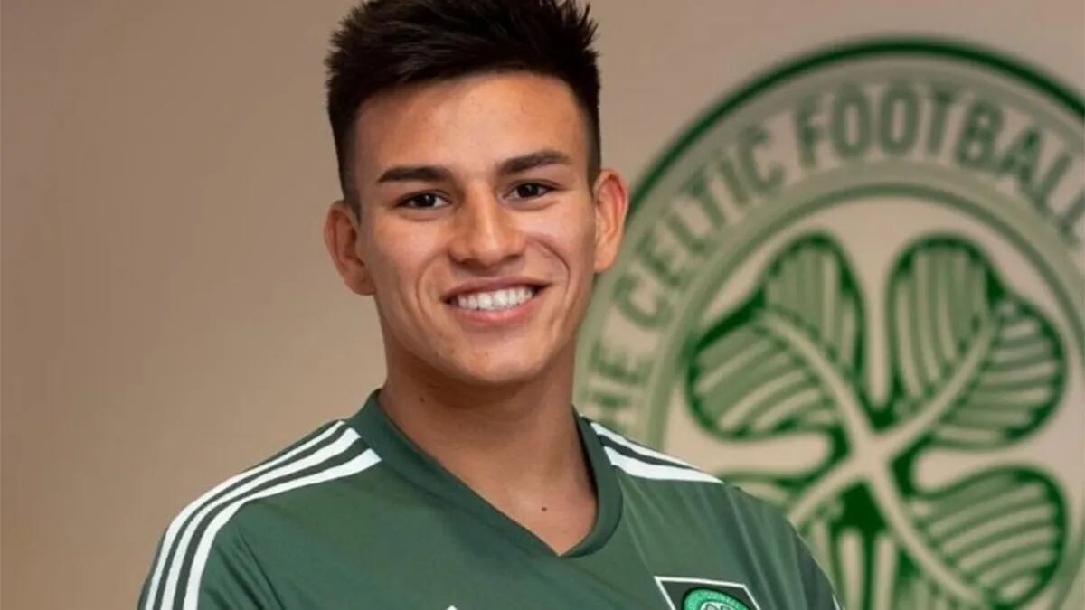 El ex Lanús posando con el escudo de Celtic de fondo.