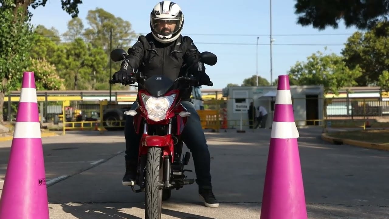 Se debe aprobar un examen práctico y asistir con la ropa adecuada.