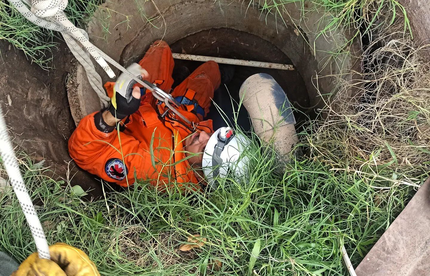 Bomberos de Arroyito rescatan a un perrito de un pozo