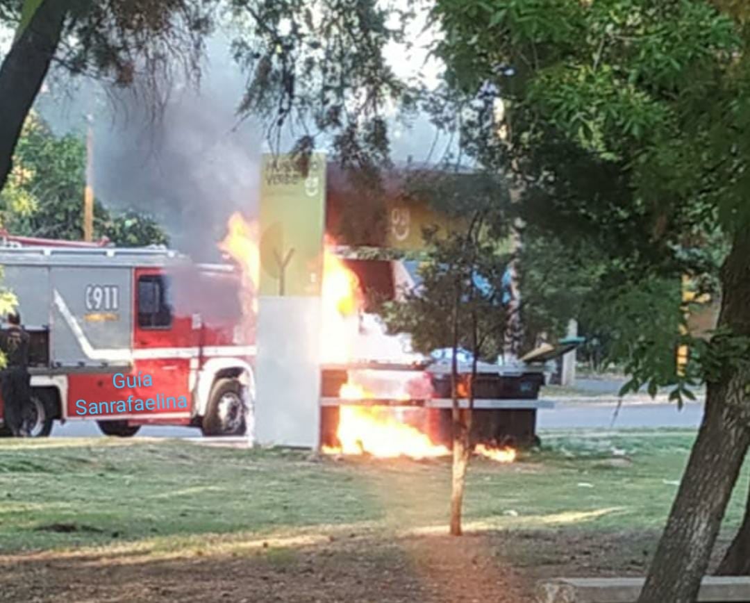 Ardieron tres recipientes y la estación ecológica quedó inservible. 