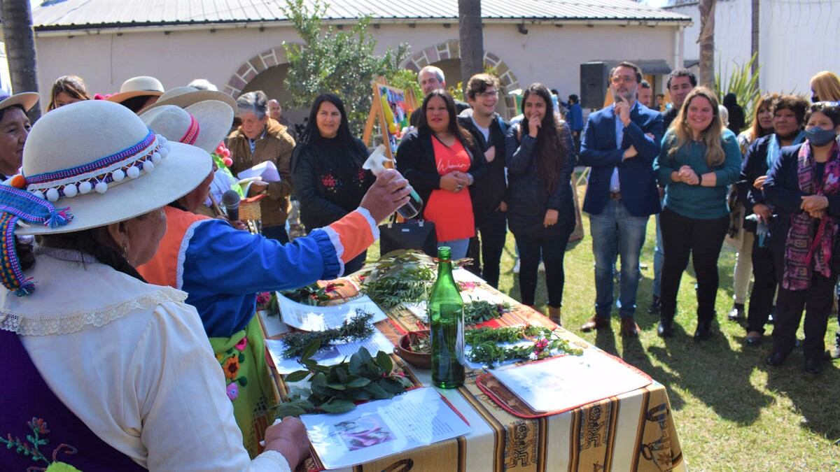 El oficio de la ceremonia en el Concejo Deliberante capitalino estuvo a cargo del grupo de mujeres cantoras Sumaj Warmi, quienes explicaron detalladamente el significado de la ofrenda y agradecimientos a la Madre Tierra.