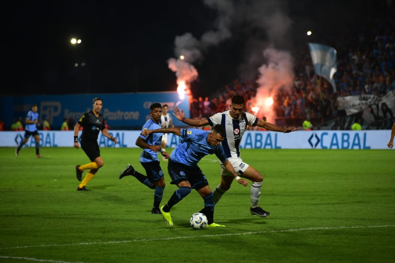 Matías Suárez en el partido entre Belgrano y Talleres por la Copa de la Liga Profesional 2024. Se jugó en el Gigante de barrio Alberdi. (La Voz)