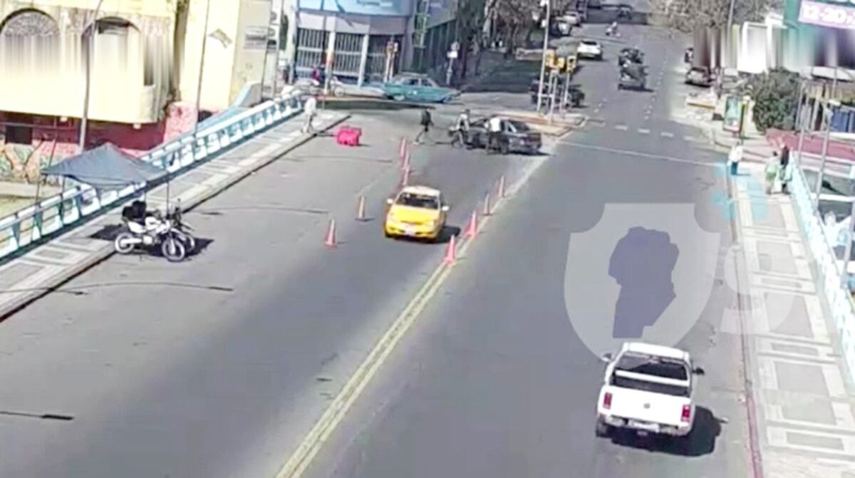 Su bebé se ahogaba, corrió hasta el Puente Avellaneda y policías lograron salvarlo