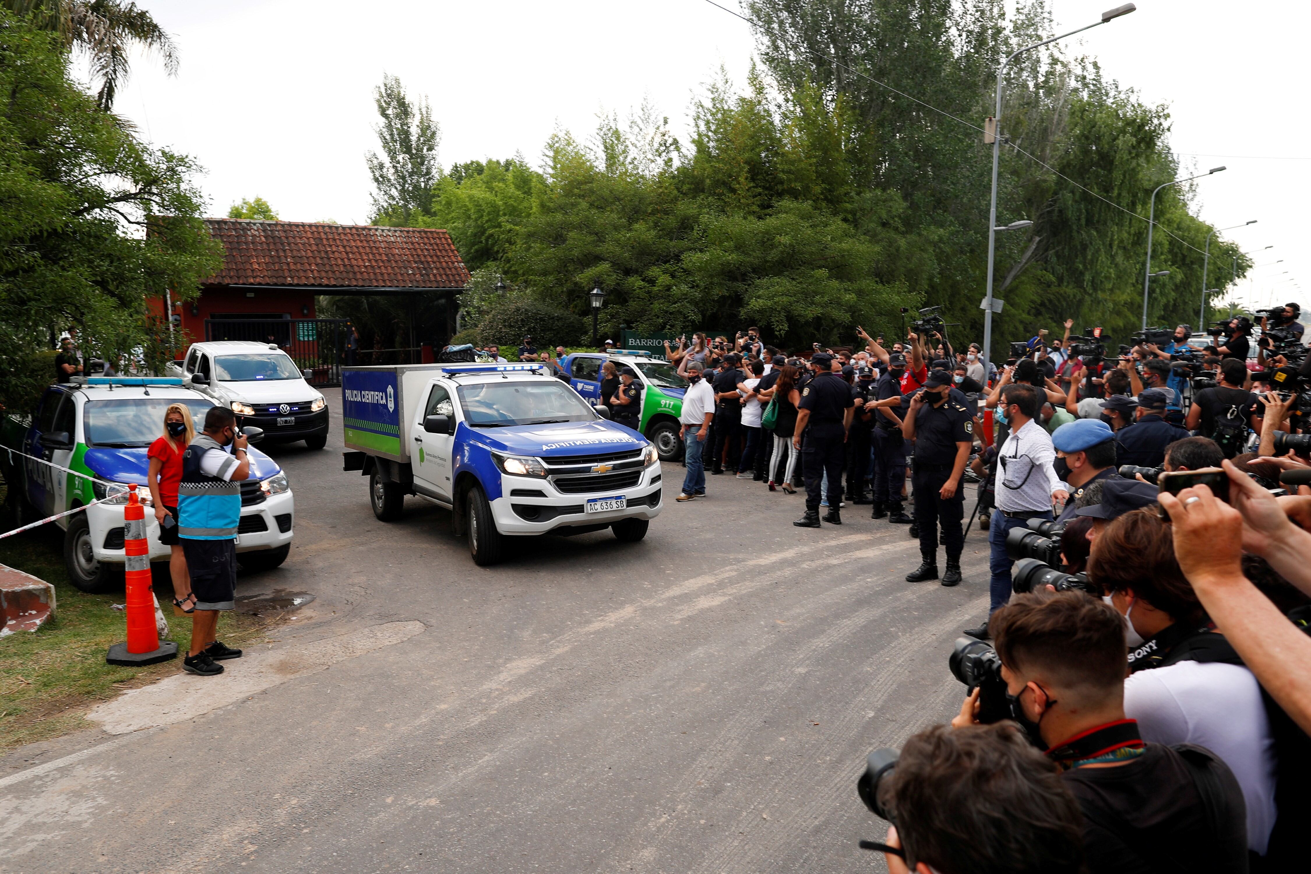 Policía científica monta guardia en el country donde vivía Maradona