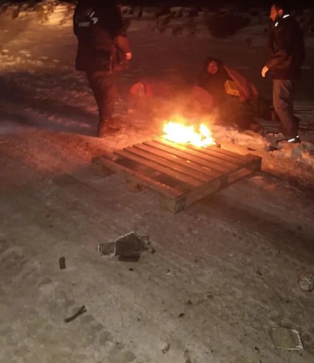 Chocaron dos camiones en Pampa del Castillo: policías le hicieron una fogata a un conductor herido para esperar la ambulancia.