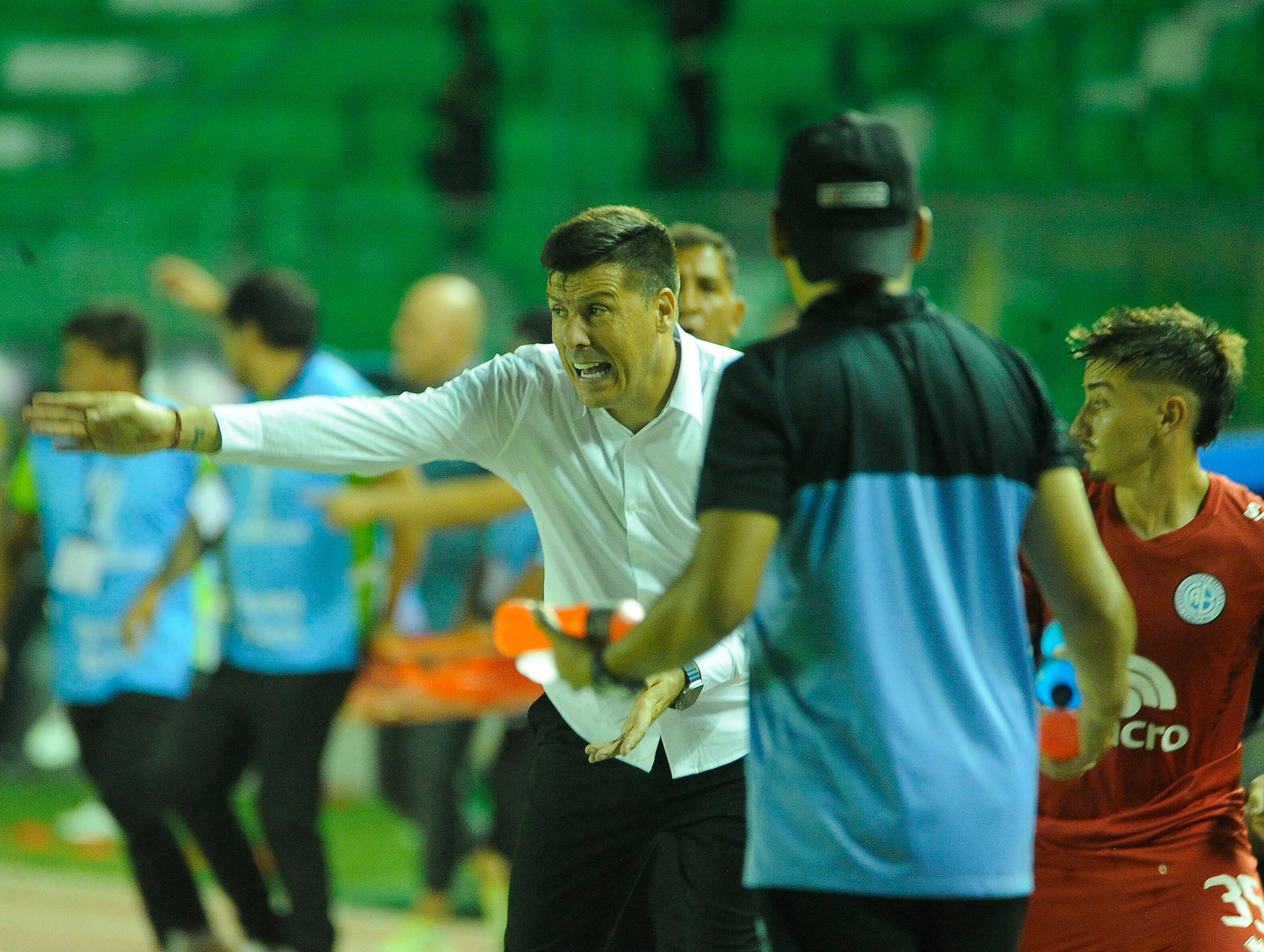 Juan Cruz Real, entrenador de Belgrano, destacó: “Estoy contento porque ganamos, contento porque pese a no jugar con el ADN que queremos, los jugadores supieron  entender el contexto”. (Fotobaires)