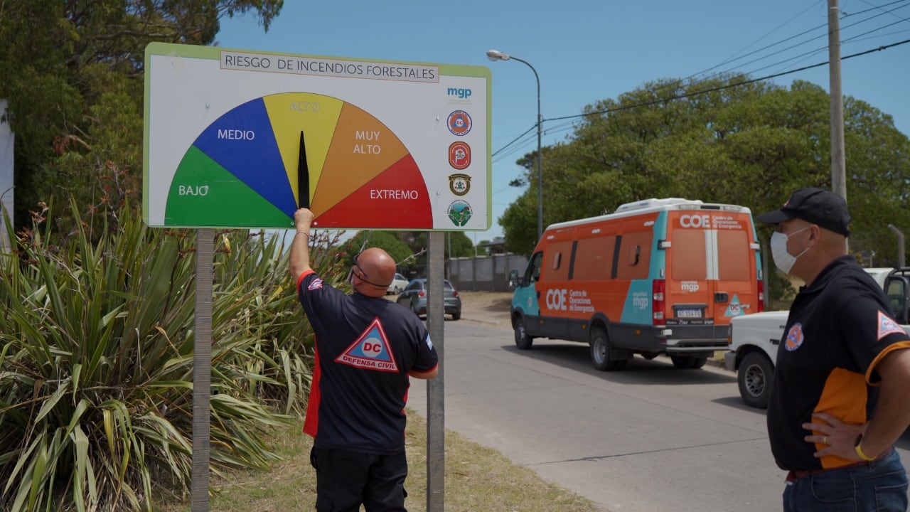 Además,se coloca cartelería para prevenir los incendios forestales en todos los accesos a la ciudad y advertir sobre el peligro de derrumbes en la zona de acantilados costeros