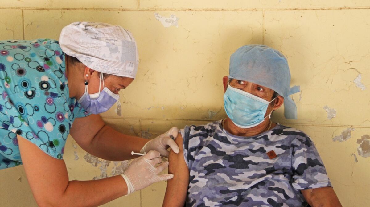 Concluyó la vacunación contra el coronavirus en geriátricos de Rosario y Santa Fe
