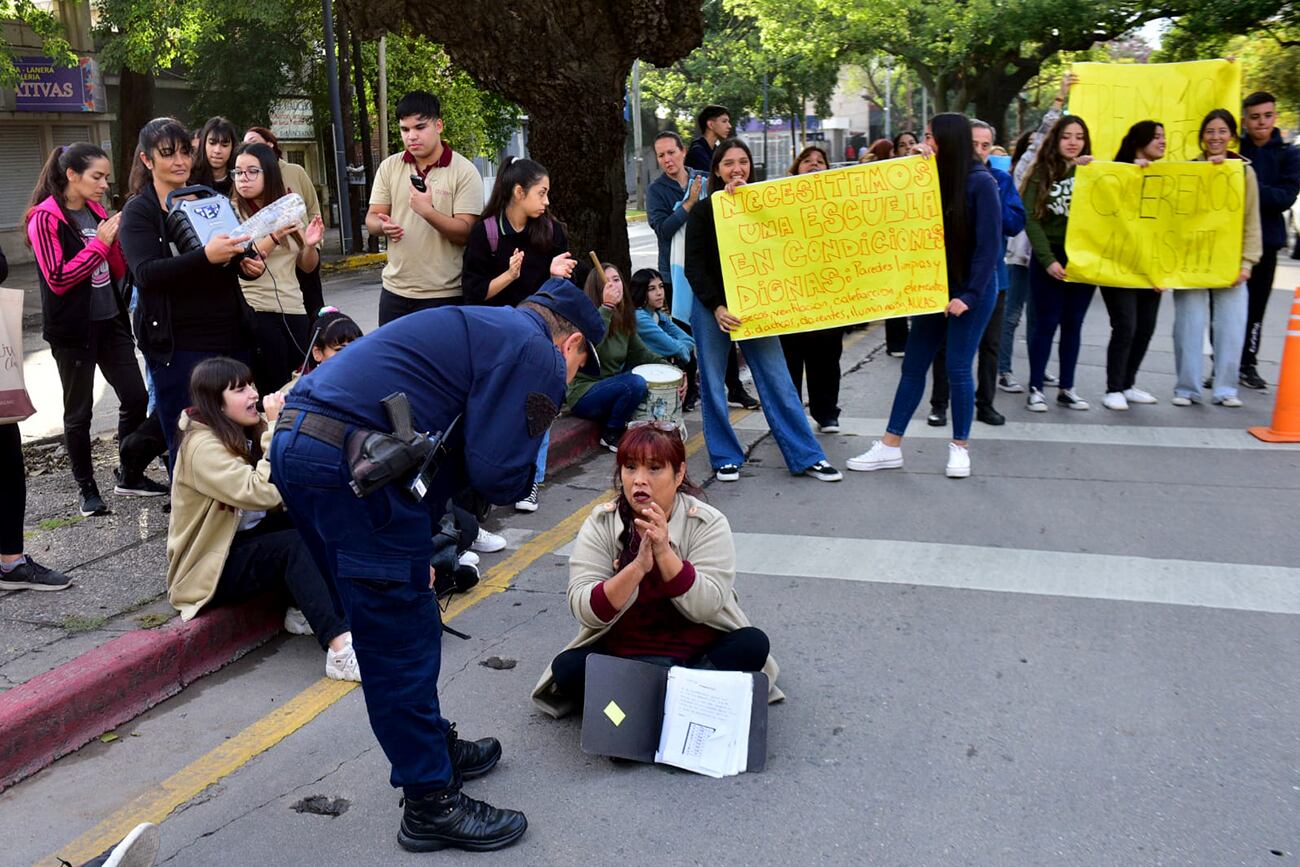 Padres y comunidad educativa del Ipem 10 “Escuela Roma” reclaman por las malas condiciones edilicias del colegio. (Ramiro Pereyra / La Voz)