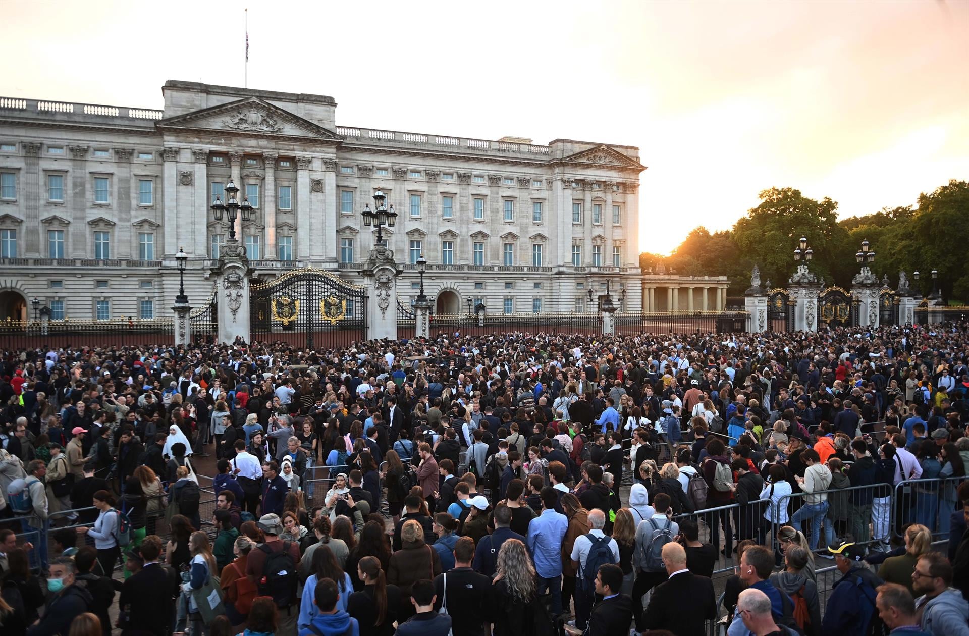 Una multitud se agolpó frente al palacio de Buckingham para despedir a la reina Isabel II de Inglaterra. Foto: EFE