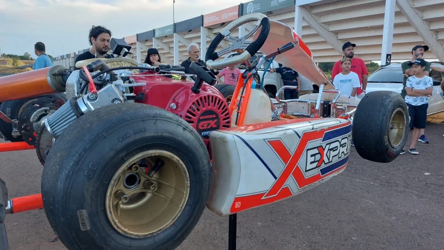 Oscar Herrera Ahuad entregó nuevos motores a la FeMAD quien con ellos creará una nueva categoría en el karting misionero